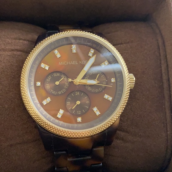 Michael Kors Tortoise Watch - Picture 4 of 4